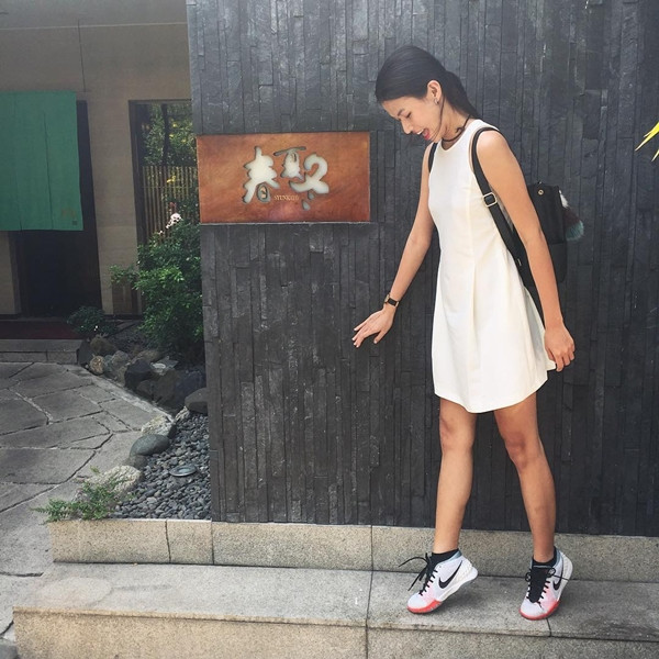 Đầm suông ngắn phối cùng giày thể thao giúp Cao Thiên Trang làm bật vẻ khỏe khoắn. 