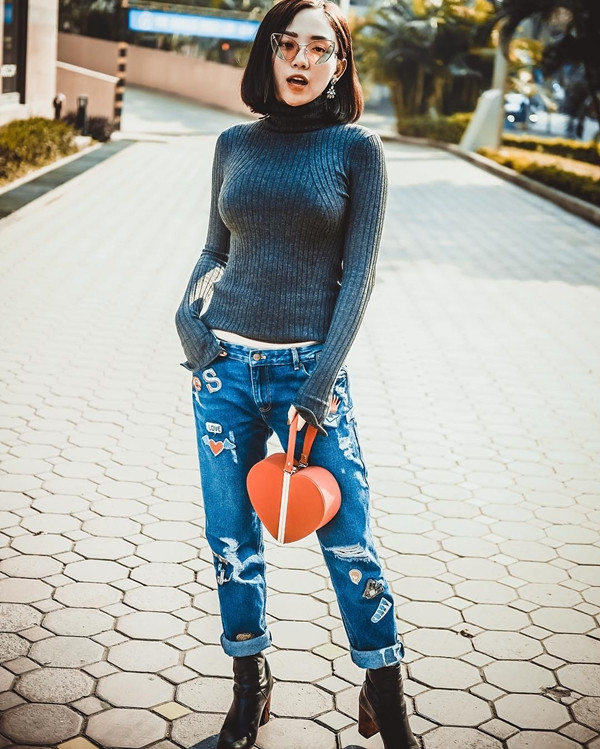 Cũng là một tín đồ quần jeans, Tóc Tiên lại biến hóa mới mẻ với một thiết kế bụi phủi. 