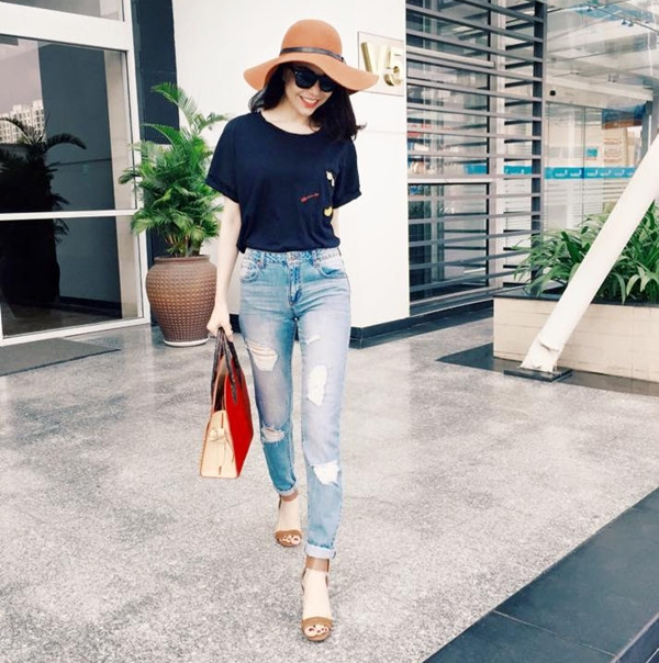 Trà Ngọc Hằng xuống phố ngày đẹp trời với quần jeans, áo phông và sandals tiện dụng.