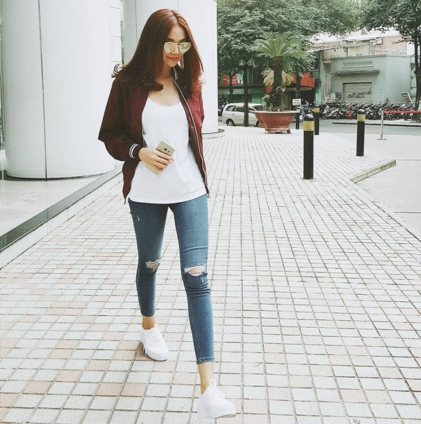 Với phong cách đời thường, Thanh Hằng luôn ưu tiên những item mang lại sự thoải mái khi vận động như áo phông, quần jeans và giày thể thao.