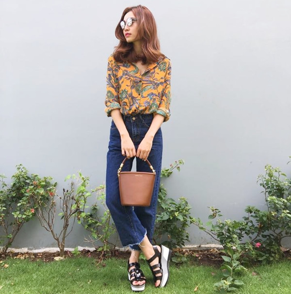 Áo sơ mi họa tiết vintage cùng quần jeans cạp cao là combo thời trang khiến vẻ ngoài của Ninh Dương Lan Ngọc trở nên mới mẻ. 