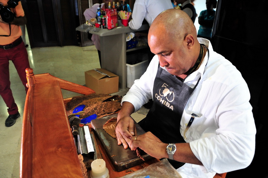 Một nghệ nhân trình diễn cuốn xìgà tại Lễ hội. (Ảnh: Lê Hà/TTXVN)