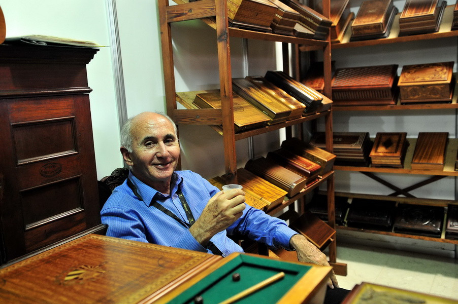 Một nghệ nhân làm hộp chống ẩm từ gỗ - sản phẩm luôn song hành với các loại xì gà thượng hạng hay premium. (Ảnh: Lê Hà/TTXVN)