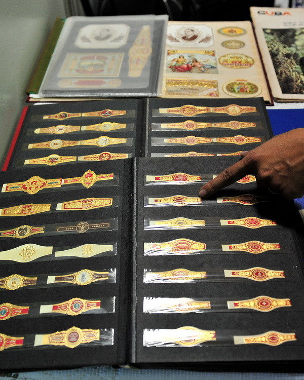  Sưu tập nhãn hiệu các dòng xìgà qua các thời kỳ cũng là một thú chơi. (Ảnh: Lê Hà/TTXVN)