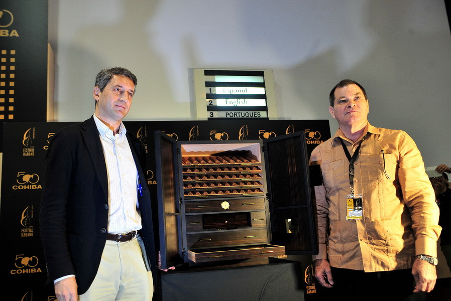 Ban Tổ chức giới thiệu mẫu xìgà và tủ chống ẩm độc đáo phát hành riêng, nhân kỷ niệm thương hiệu Cohiba tròn 50 tuổi. (Ảnh: Lê Hà/TTXVN)