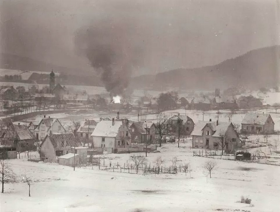 Quân đội Mỹ tìm cách đánh chiếm ngôi làng Wingen-sur-Moder từ quân Đức. (Ảnh: Argunners)