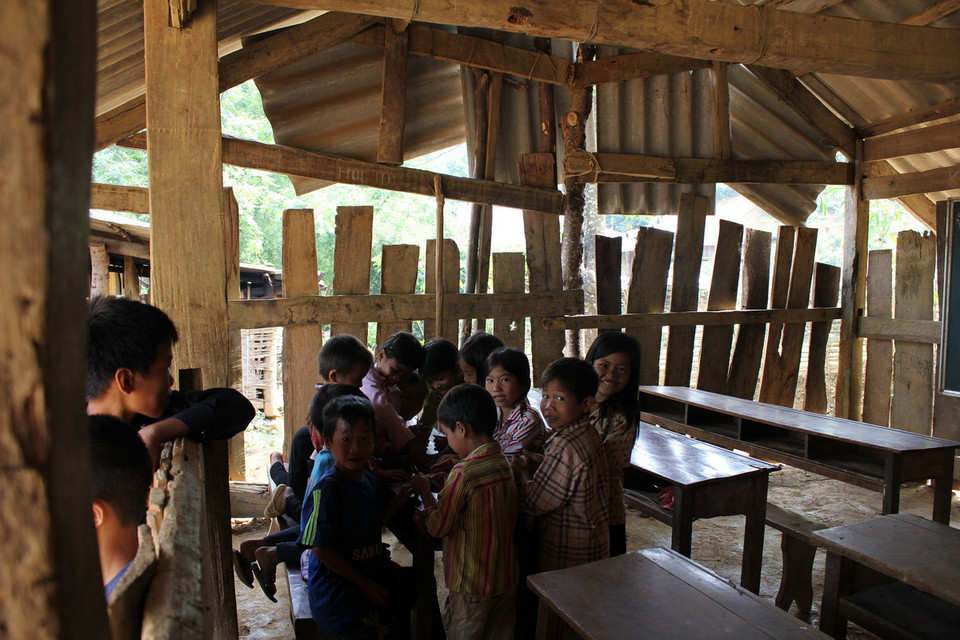 Do thiếu phòng học, nhiều đơn vị đã phải phối hợp với các cấp chính quyền để mượn nhà văn hóa xã, bản, hoặc thuê lại nhà của người dân... (Ảnh: Quang Duy/TTXVN)