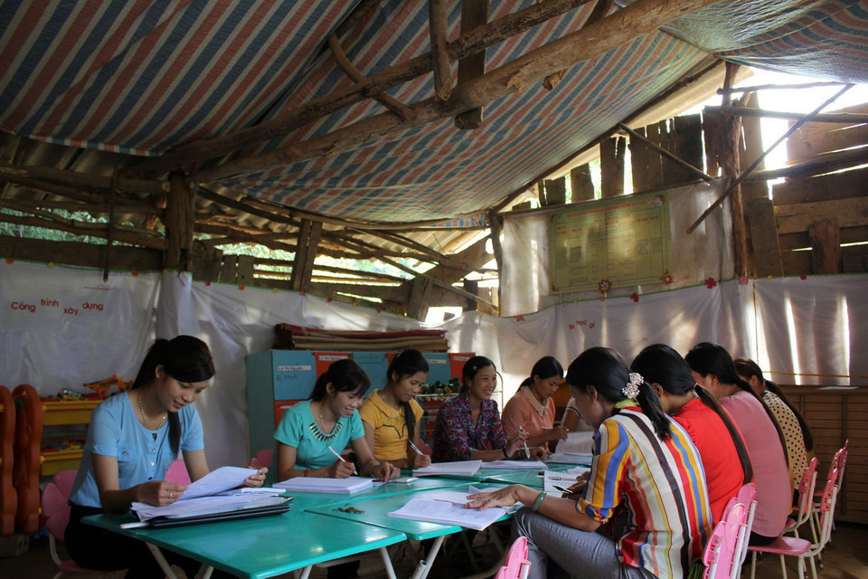  Do không có nhà hiệu bộ nên giáo viên Trường Mầm non số 2 Khoen On, xã Khoen On, huyện Than Uyên, Lai Châu sinh hoạt nghiệp vụ tại phòng học tạm của học sinh. (Ảnh: Quang Duy/TTXVN)