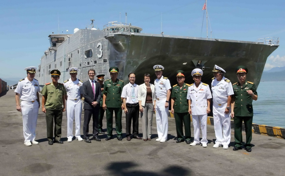 Sỹ quan đội tàu Hoa Kỳ và đại diện lãnh đạo thành phố Đà Nẵng tại lễ đón ở cảng Tiên Sa. (Ảnh: Lê Lâm/TTXVN)