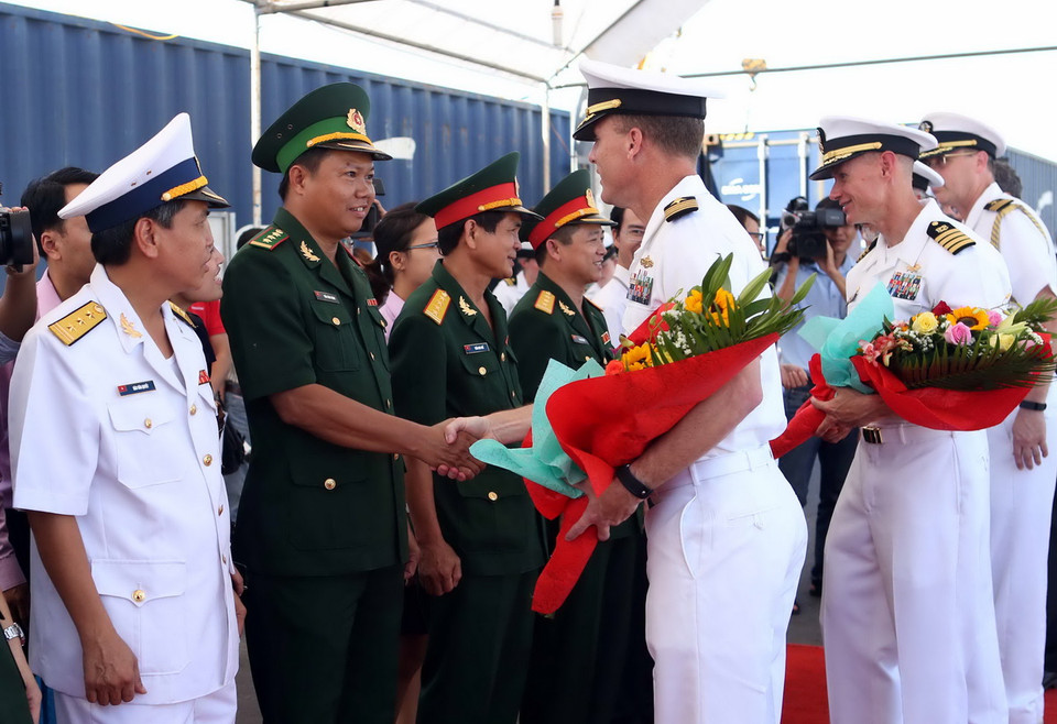 Lễ đón Sỹ quan đội tàu hải quân Hoa Kỳ tại cảng Tiên Sa. (Ảnh: Lê Lâm/TTXVN)