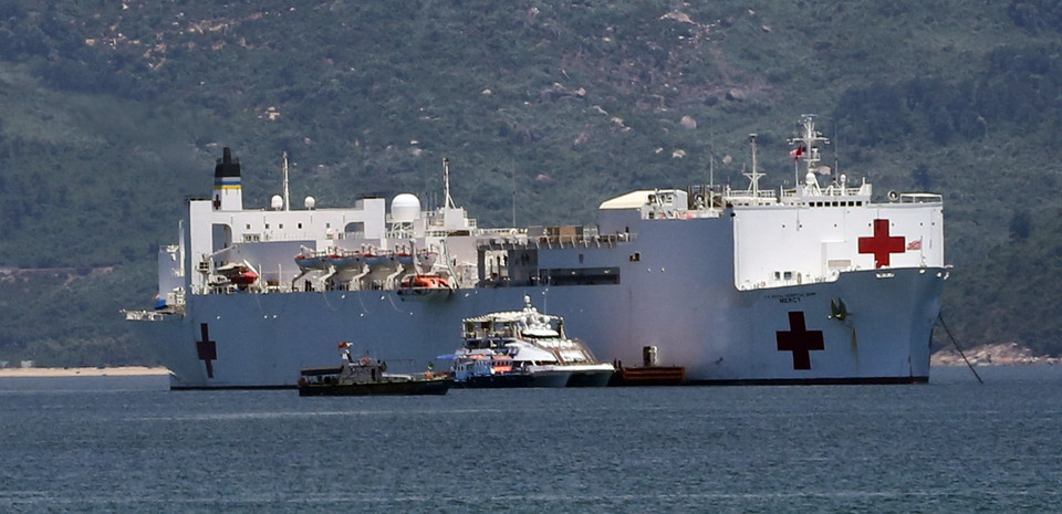 Tàu Bệnh viện USNS Mercy neo đậu tại vịnh cảng Tiên Sa. (Ảnh: Lê Lâm/TTXVN)