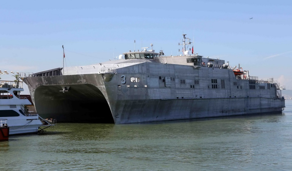 Tàu USNS Millinocket neo đậu tại cảng Tiên Sa. (Ảnh: Lê Lâm/TTXVN)