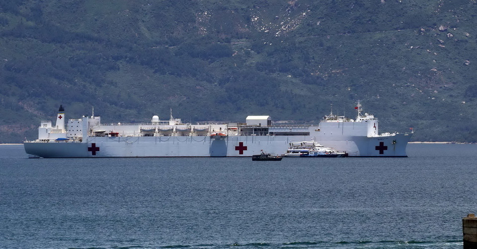 Tàu Bệnh viện USNS Mercy neo đậu tại vịnh cảng Tiên Sa. (Ảnh: Lê Lâm/TTXVN)