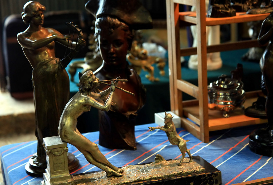 Hàng năm ước có khoảng hơn 150.000 người thích đồ cổ và 60.000 khách buôn tới khoảng 40 chợ đồ cổ. (Ảnh: Như Mai/Vietnam+)