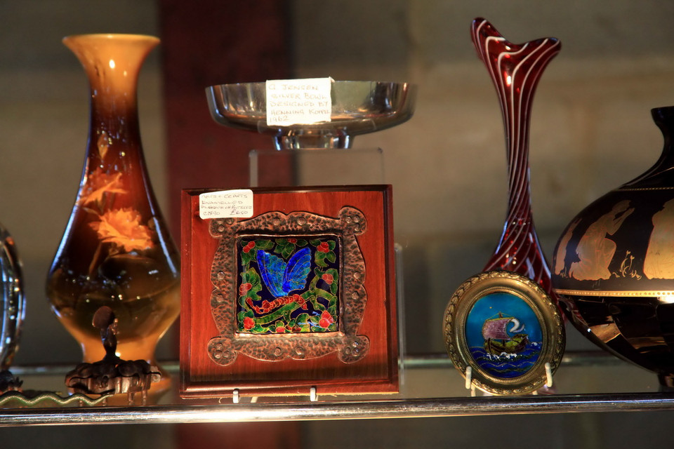 Những đồ cổ đẹp và giá trị nhất được bày bán tại khu trưng bày trong nhà. (Ảnh: Như Mai/Vietnam+)