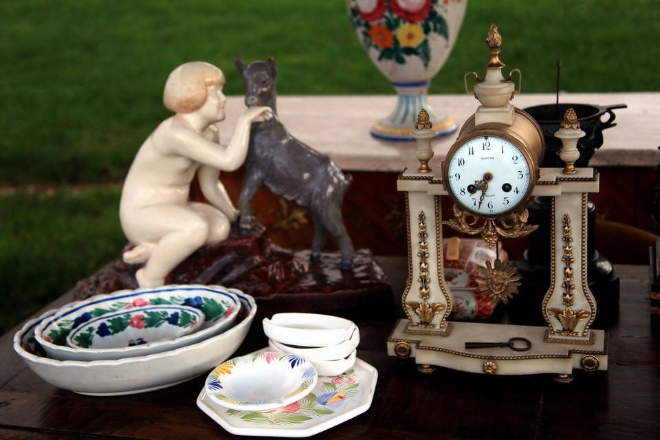  Nhiều người Pháp mang tới chợ đồ cổ nước Anh các mặt hàng gốm sứ, đồng hồ và cả bàn ghế cổ. (Ảnh: Như Mai/Vietnam+)