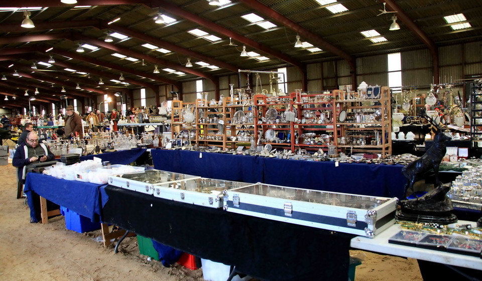  Quầy hàng chuyên bán đồ dùng bằng bạc. (Ảnh: Như Mai/Vietnam+)