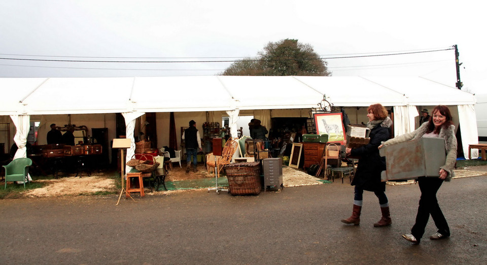  Người mua hàng dù vác nặng, nhưng vẫn cười tươi. (Ảnh: Như Mai/Vietnam+)