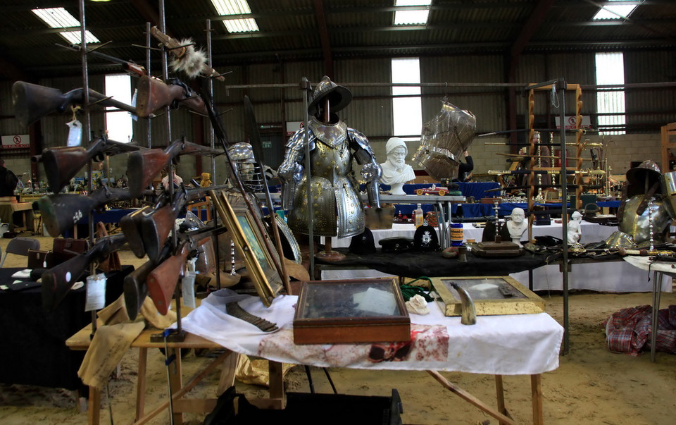  Quầy hàng này chuyên bán các vật dụng chiến tranh. (Ảnh: Như Mai/Vietnam+)