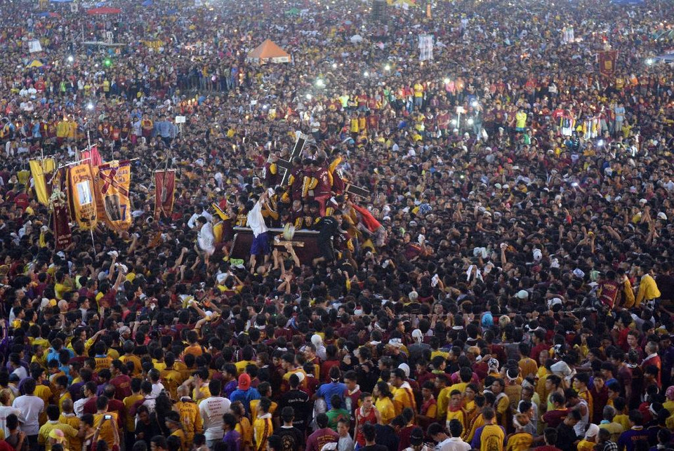 Một thanh niên 27 tuổi qua đời sau khi tham gia nỗ lực kéo tượng. (Ảnh: AFP)