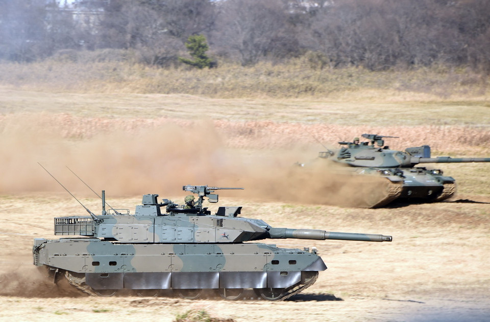 Xe tăng Type-10 (trái) và Type 74 của Lực lượng phòng vệ mặt đất Nhật Bản tham gia tập trận ngày 10/1. (Ảnh: AFP/TTXVN)
