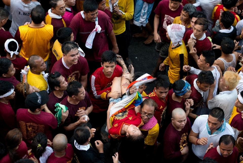 Hơn một triệu người đã tham gia lễ hội Black Nazarene từ ngày 9/1 ở thủ đô Manila của Philippines để chứng kiến cảnh rước tượng Chúa Jesus. (Ảnh: AFP)