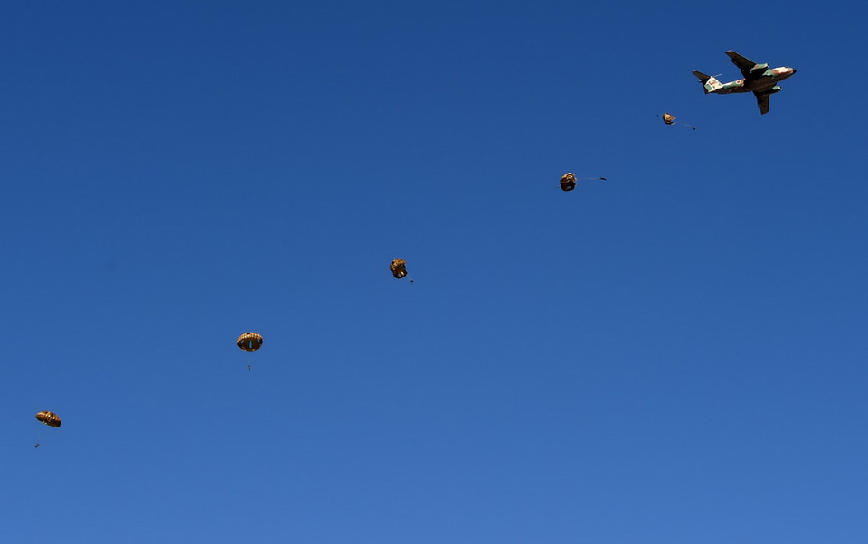  Binh sỹ thuộc Lực lượng phòng vệ mặt đất Nhật Bản nhảy dù từ máy bay C-1 trong cuộc tập trận ngày 10/1.(Ảnh: AFP/TTXVN)