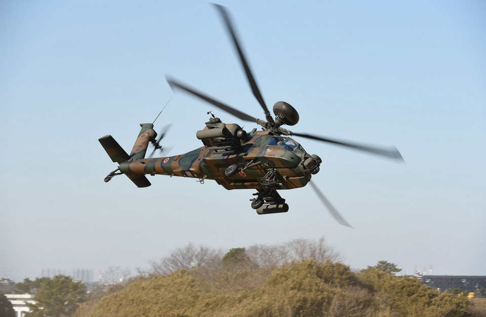 Trực thăng AH-64D của Lực lượng phòng vệ mặt đất Nhật Bản tham gia tập trận ngày 10/1.(Ảnh: AFP/TTXVN) 