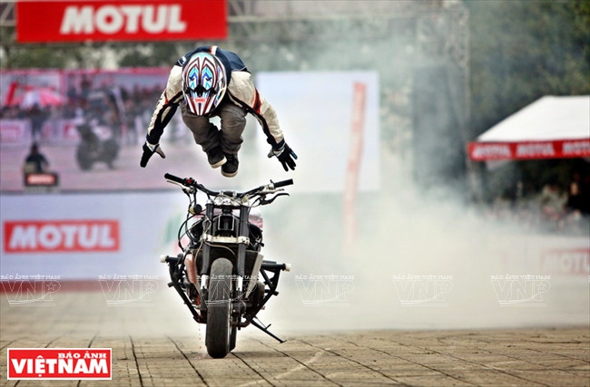 Trong màn biểu diễn của mình stunter người Nhật Bản trình diễn nhiều pha kỹ thuật lạ mắt làm nức lòng khán giản Việt.