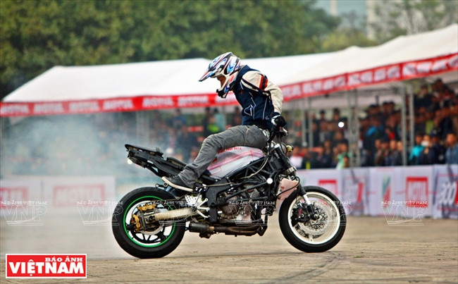 Pha kết hợp kỹ thuật switchback (ngồi ngược lái xe) đồng thời thể hiện kỹ thuật burnout (đốt lốp) của stunter Hiroyuki Ogawa.