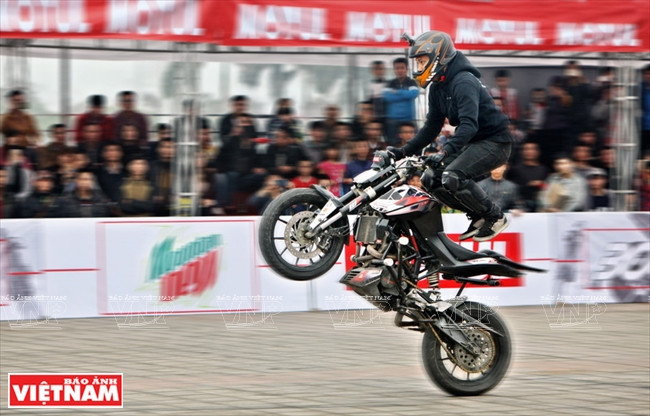 Một pha bốc đầu kết hợp tung người lên không của một stunter tham gia biểu diễn.