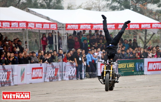 Một pha biểu diễn kỹ thuật trồng cây chuối ngược trên xe của Rafal Pasierbek khiến khán giả thót tim.