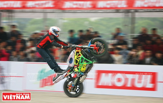 Một pha biểu diễn kỹ thuật wheelie (hay còn gọi là bốc đầu, đi bằng một bánh sau) của stunter Aaron Twite - đến từ Mỹ.