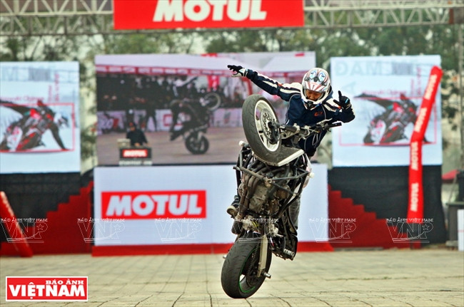 Phần biểu diễn của stunter Hiroyuki Ogawa đến từ Nhật, anh đã có những pha thay đổi tư thế rất đẹp mắt trên chiếc xe của mình.