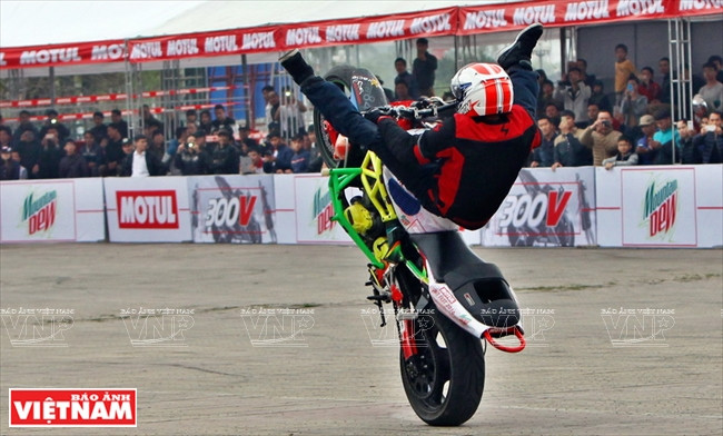 Hàng loạt các động tác kỹ thuật khó được stunter Aaron Twite biểu diễn trên chiếc xe phân khối lớn của mình như bốc đầu kết hợp với hai chân tung cao, người không chạm yên xe.