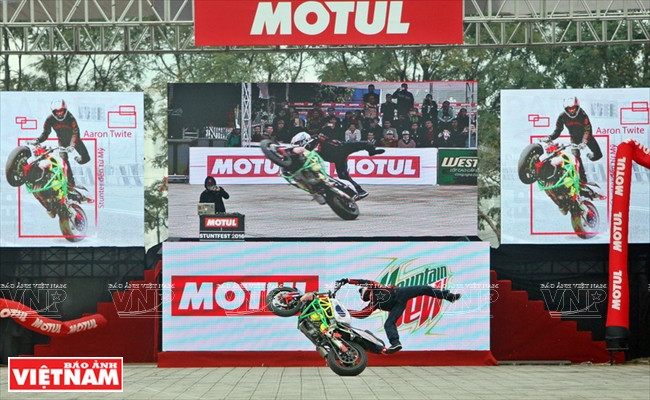 Pha biểu diễn kỹ thuật wheelie (bốc đầu) kết hợp với kỹ thuật acrobatics (liên tục đổi các tư thế khác thường khi điều khiển xe) của stunter Aaron Twite đến từ Mỹ.