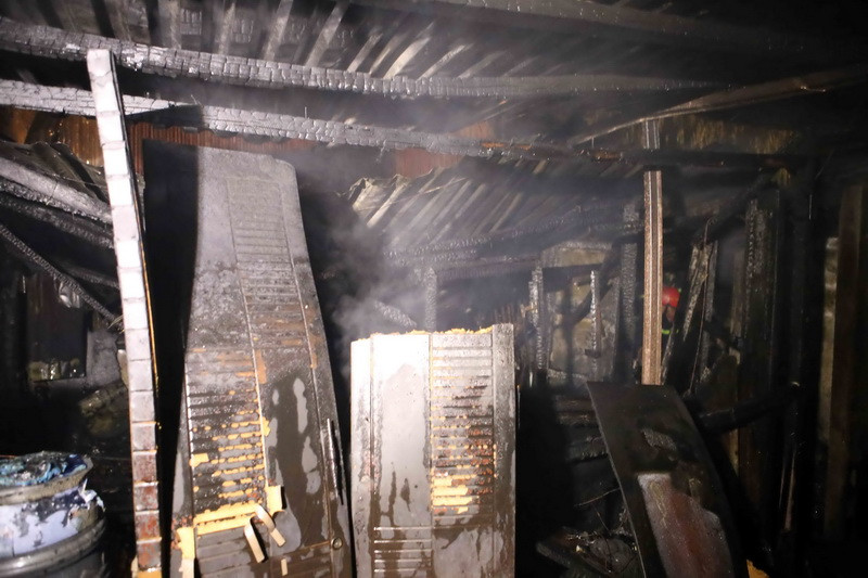 Tài sản trong ngôi nhà bị lửa thiêu rụi. (Ảnh: Trần Lê Lâm/Vietnam+)