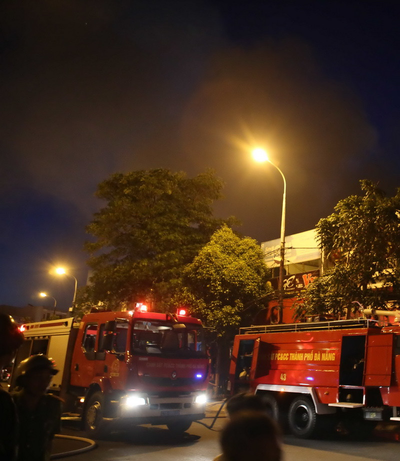 Cột khói đen bốc cao hàng chục mét từ hiện trường vụ cháy. (Ảnh: Trần Lê Lâm/Vietnam+)