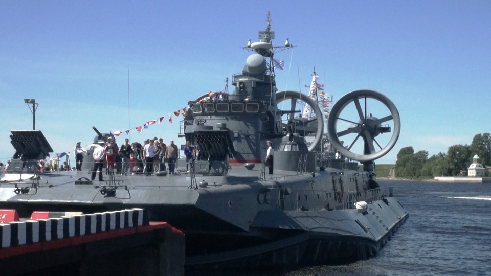 Tàu đổ bộ đệm khí cỡ nhỏ Evghenii Kocheskov (Dự án 12322, lớp Zybr). (Ảnh: Duy Trinh/Vietnam+)