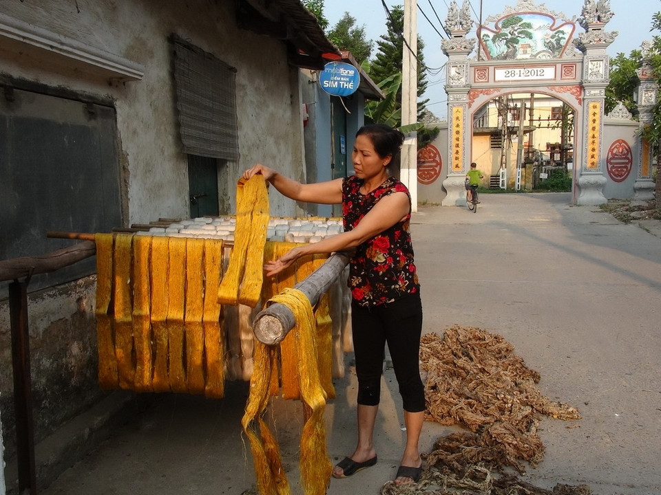 Sau khi tơ được quay thành từng cuộn, người dân mang đi phơi hoặc sấy khô rồi dệt thành vải. (Ảnh: Thanh Thương/TTXVN)