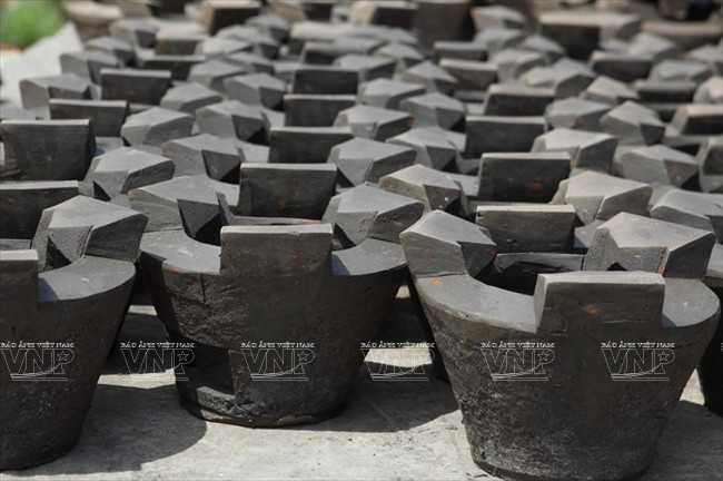 Lò đất được phơi ngoài nắng tốt trước khi đưa vào lò nung.