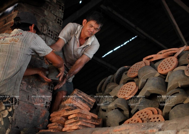 Để tận dụng thể tích lò nung, thợ nung lò khéo léo sắp xếp vỉ lò xen kẻ với bếp lò.