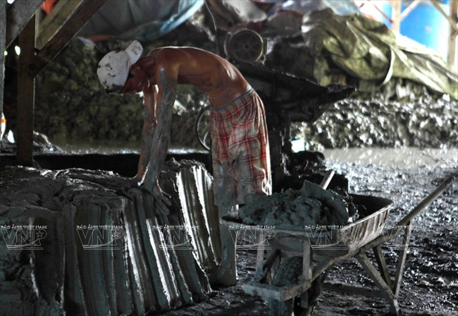 Cái nghề nặng nhọc, chân lấm tay bùn nên giờ cũng ít người làm.