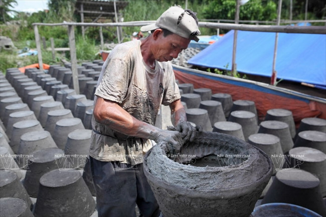 Tạo hình cho lò đất là công đoạn khó nhất và thường người thợ chính trực tiếp làm.