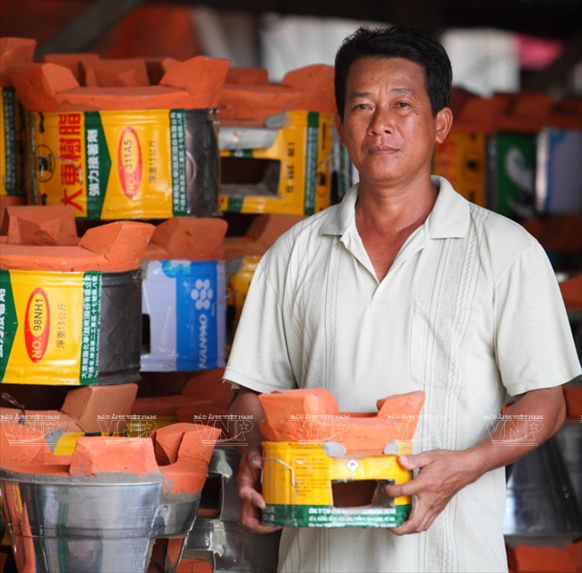 Ông Năm Tiếp và những chiếc lò đất thành phẩm.