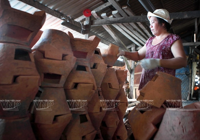 Mỗi tuần cơ sở lò đất Năm Tiếp cho ra lò khoảng 4000 cái bếp lò đất.