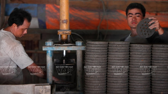 Công đoạn ép vỉ lò làm bằng máy nén nên tiết kiệm được thời gian và nhân công.