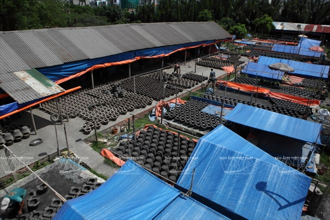 Xưởng làm lò đất Năm Tiếp của ông Trần Văn Tiếp (tên thường gọi là Năm Tiếp) là nơi sản xuất lò đất duy nhất ở Sài Gòn. 