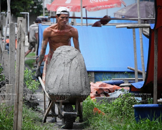 Đất nặn lò được làm bằng đất sét trộn với than trấu.