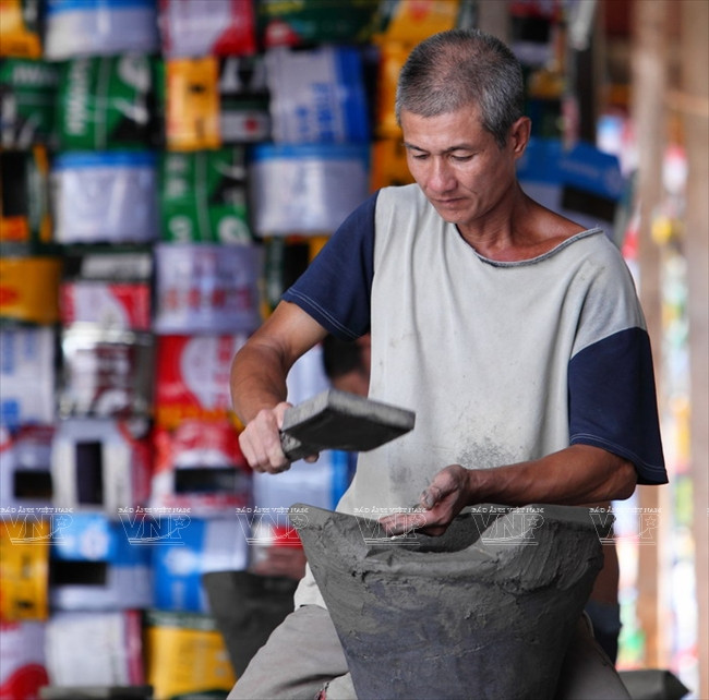 Công đoạn đắp 3 cái chấu đặt nồi phía trên miệng lò.